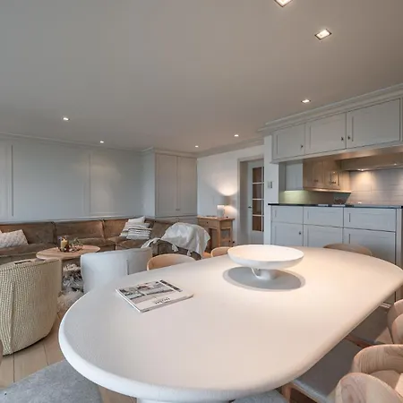 Appartamento 3E Verdiep Appartement Op De Zeedijk In Hartje Knokke Voor Max 7 Personen