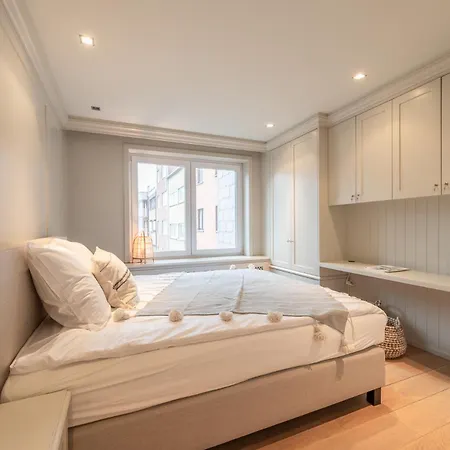 3E Verdiep Appartement Op De Zeedijk In Hartje Knokke Voor Max 7 Personen *