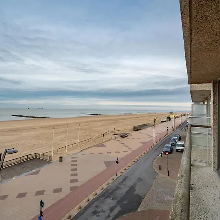 3E Verdiep Appartement Op De Zeedijk In Hartje Knokke Voor Max 7 Personen