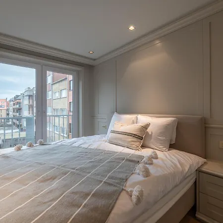 3E Verdiep Appartement Op De Zeedijk In Hartje Knokke Voor Max 7 Personen